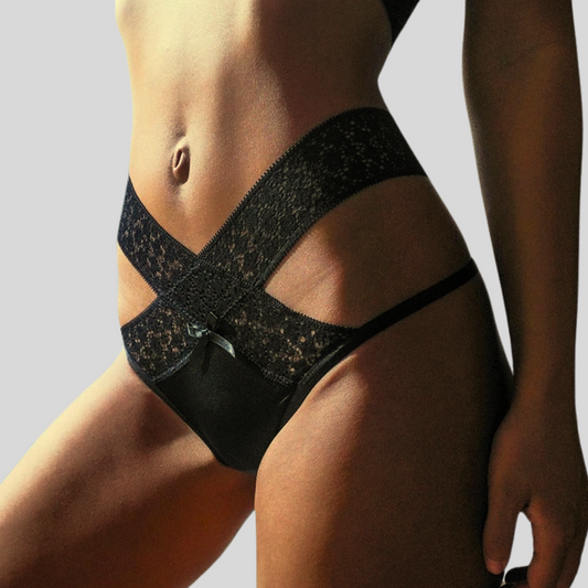 Koronkowe stringi z ozdobnymi paskami