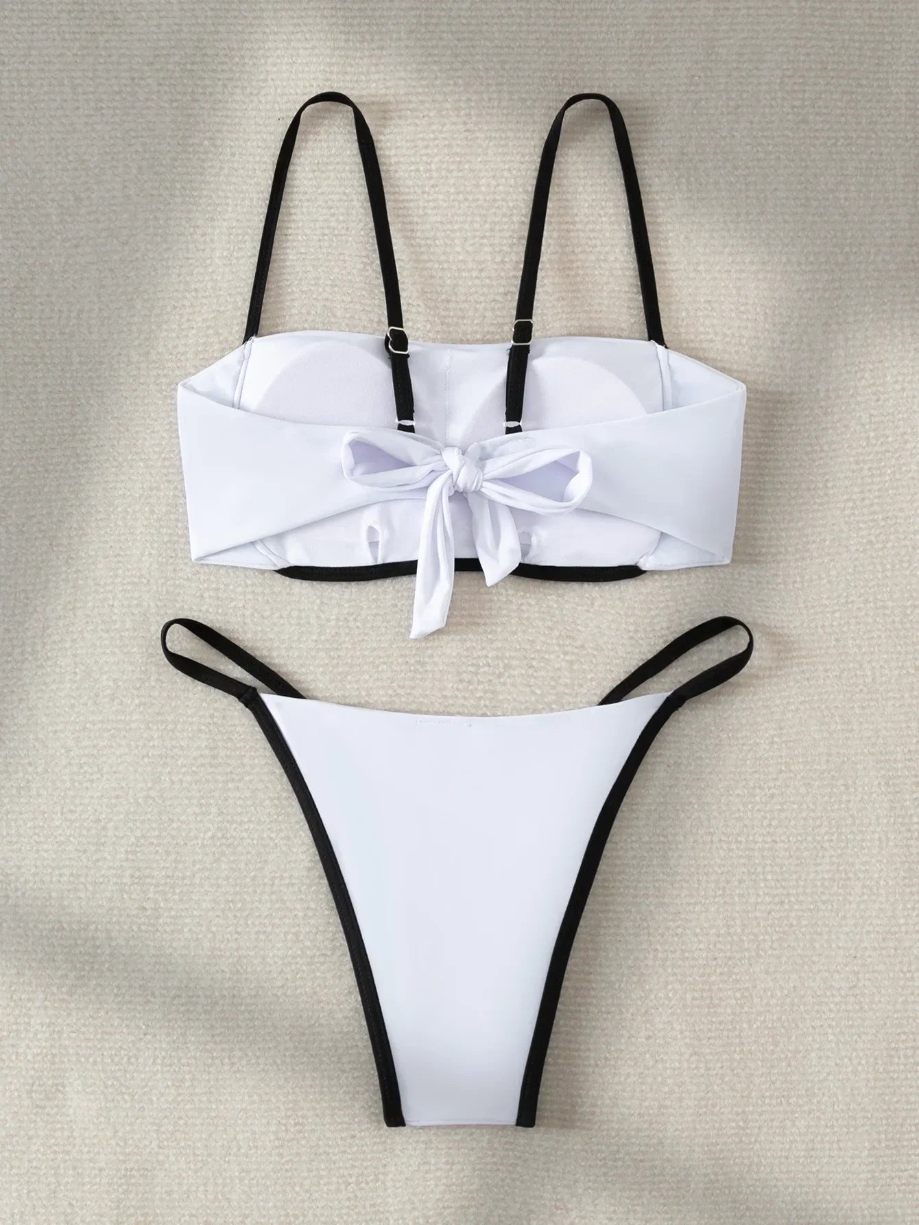 Bikini z wiązaniem na plecach