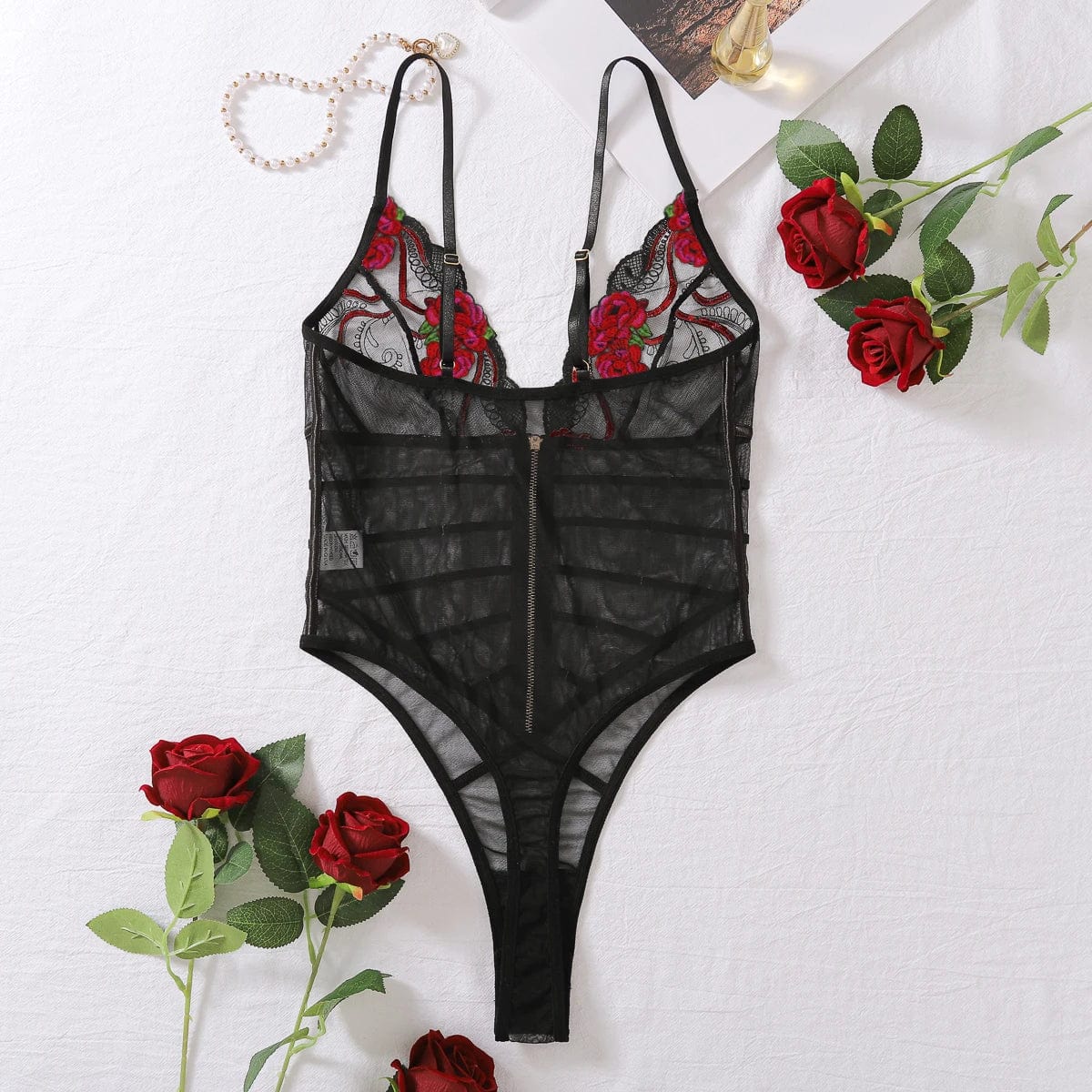 Prześwitujące body z haftem na biuście