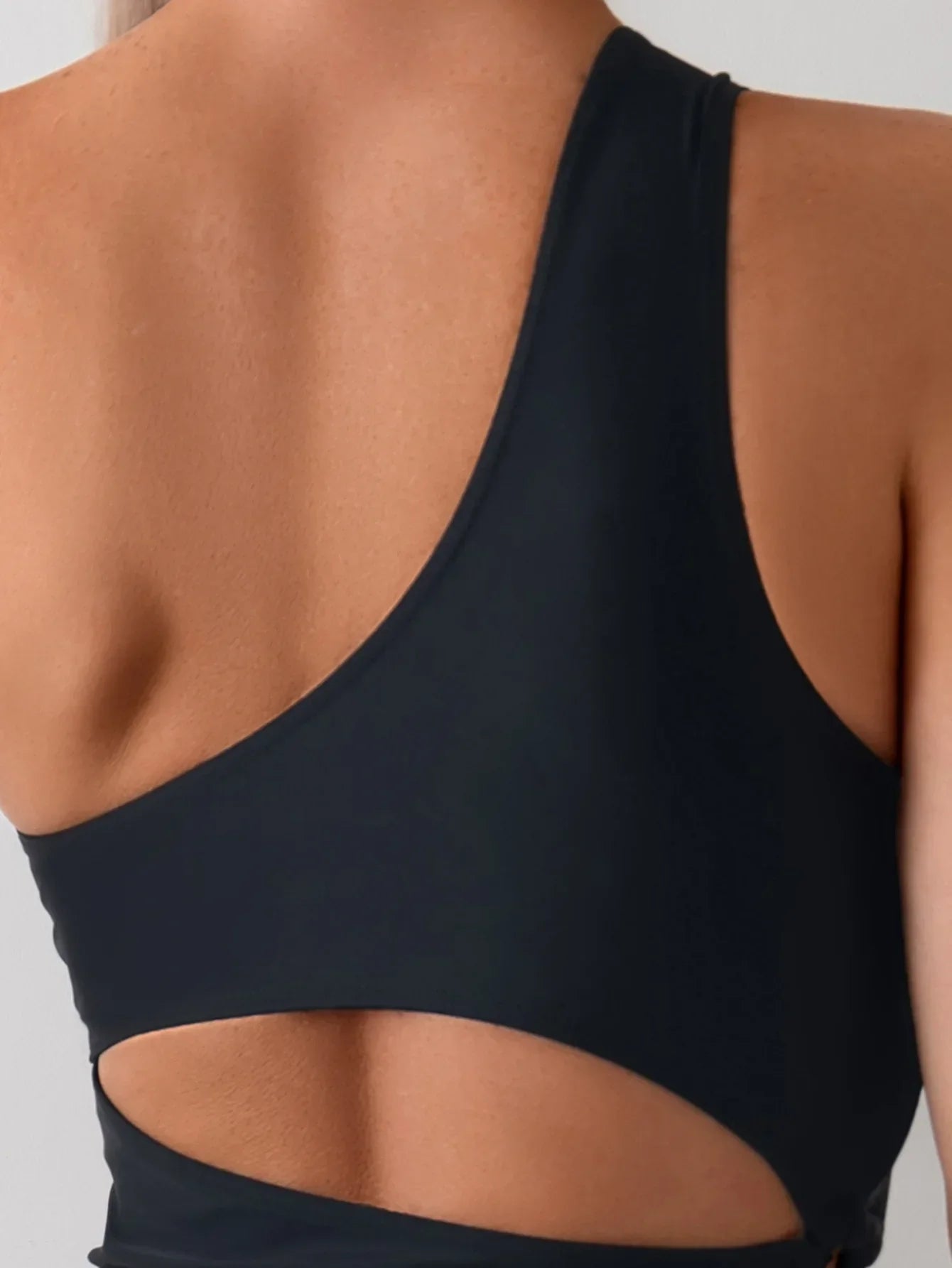 Monokini z wycięciami i wiązaniem na biodrze