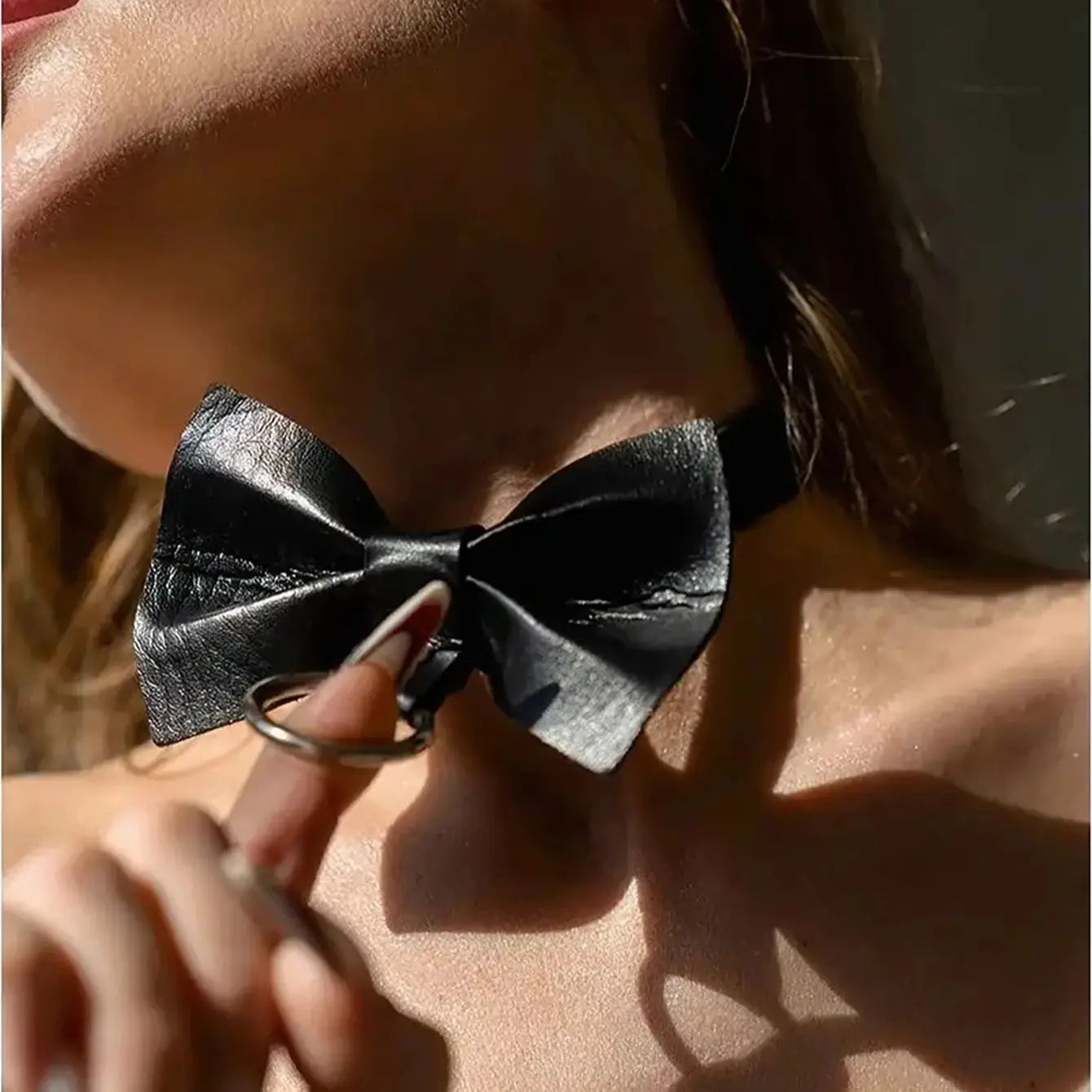 Choker na szyję z ozdobną kokardą
