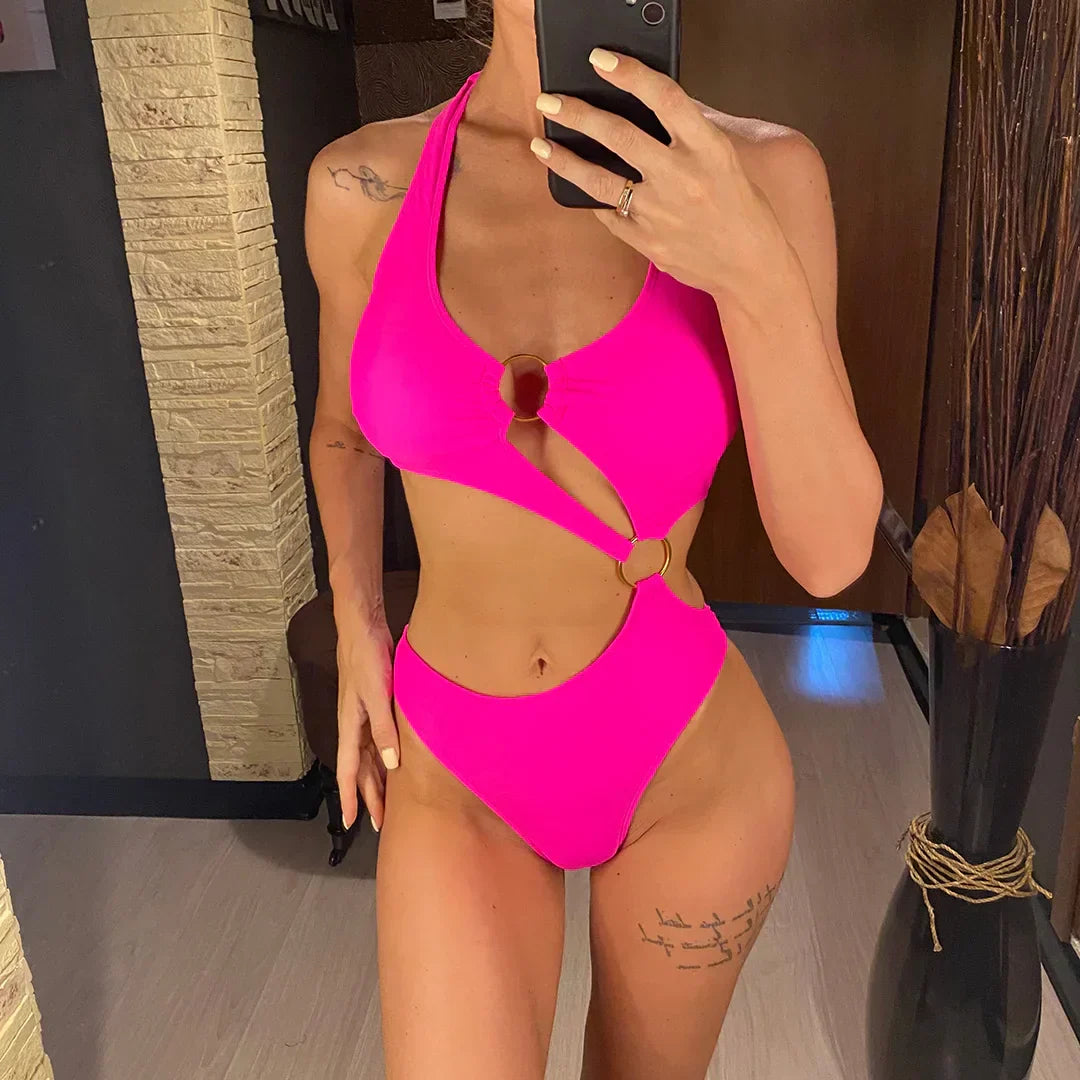 Monokini z ozdobnymi złotymi pierścieniami