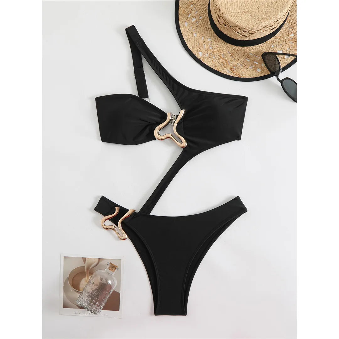 Monokini z mocnymi wycięciami
