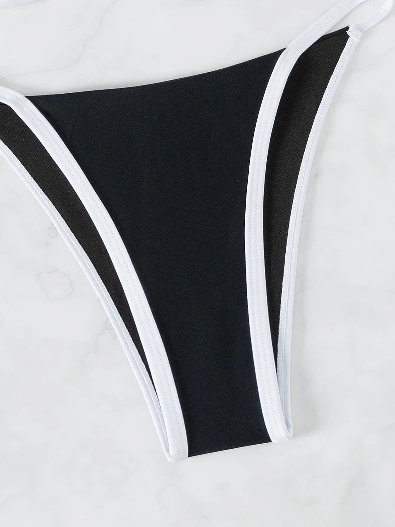 Bikini z wiązaniem na plecach