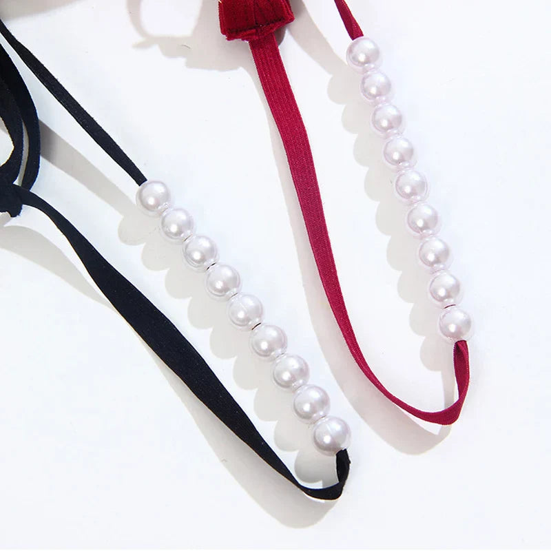 Stringi z ozdobnymi perełkami w kroku