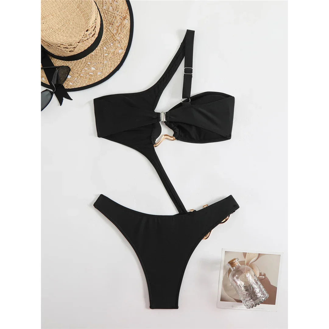 Monokini z mocnymi wycięciami