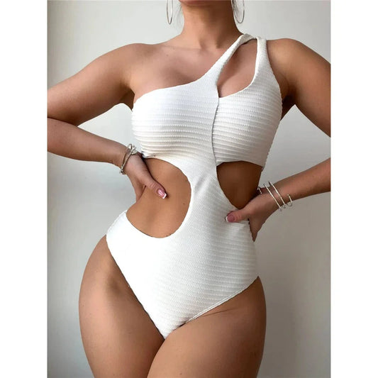 Asymetryczny jednoczęściowy strój kąpielowy z wycięciami w talii