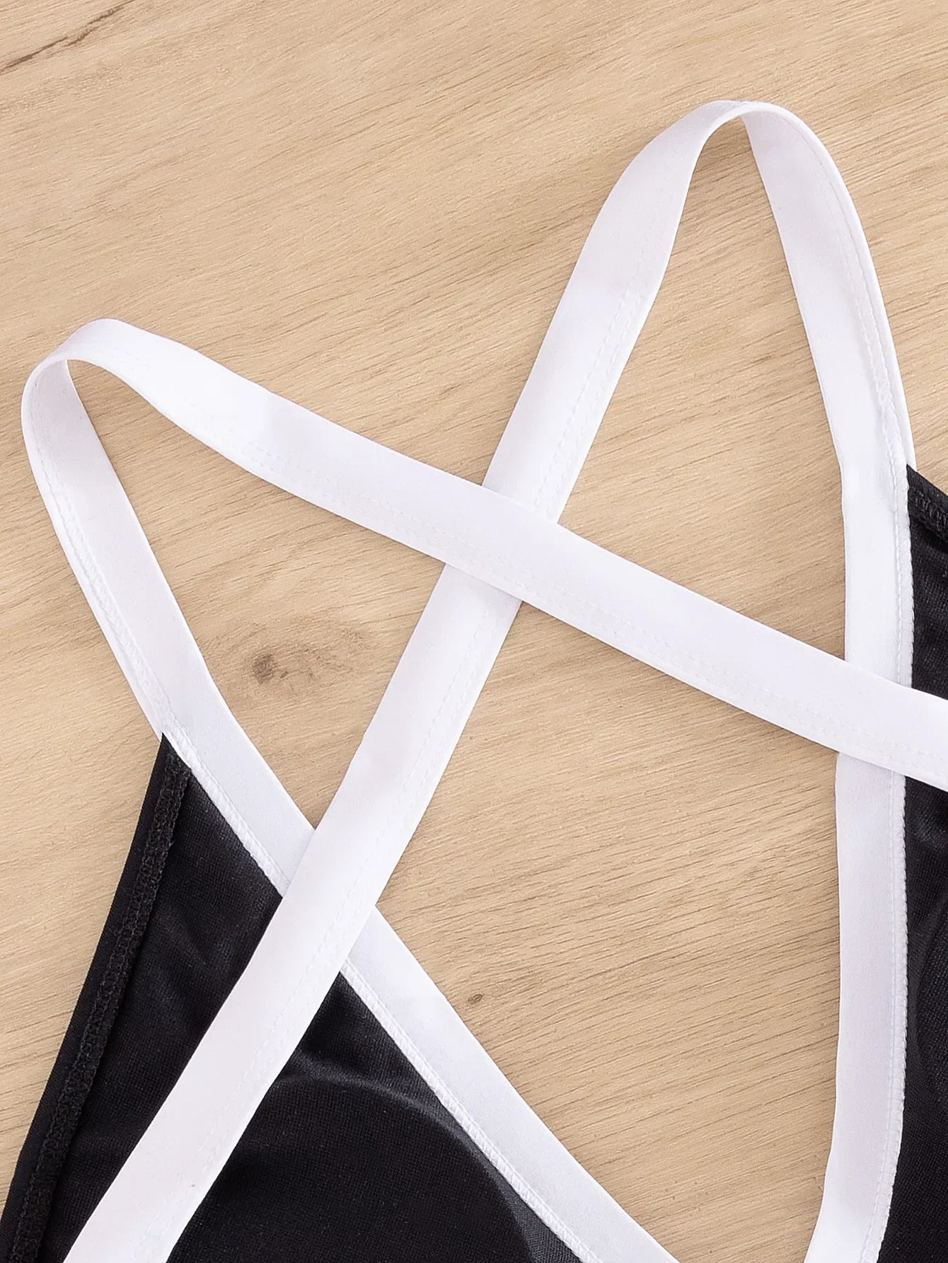 Jednoczęściowy strój kąpielowy z głębokim dekoltem