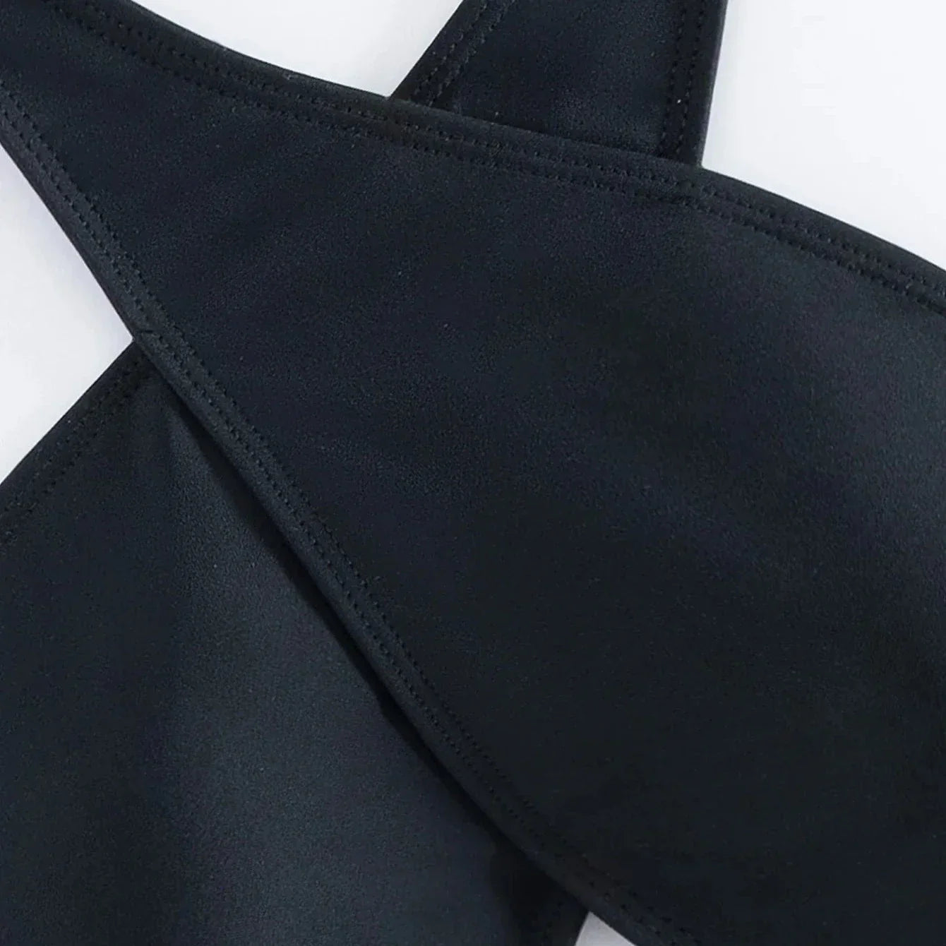 Monokini z krzyżowanymi ramiączkami na dekolcie