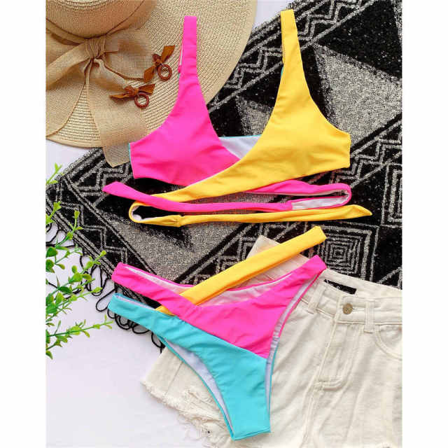 Bikini dwuczęściowe z ozdobnymi wycięciami