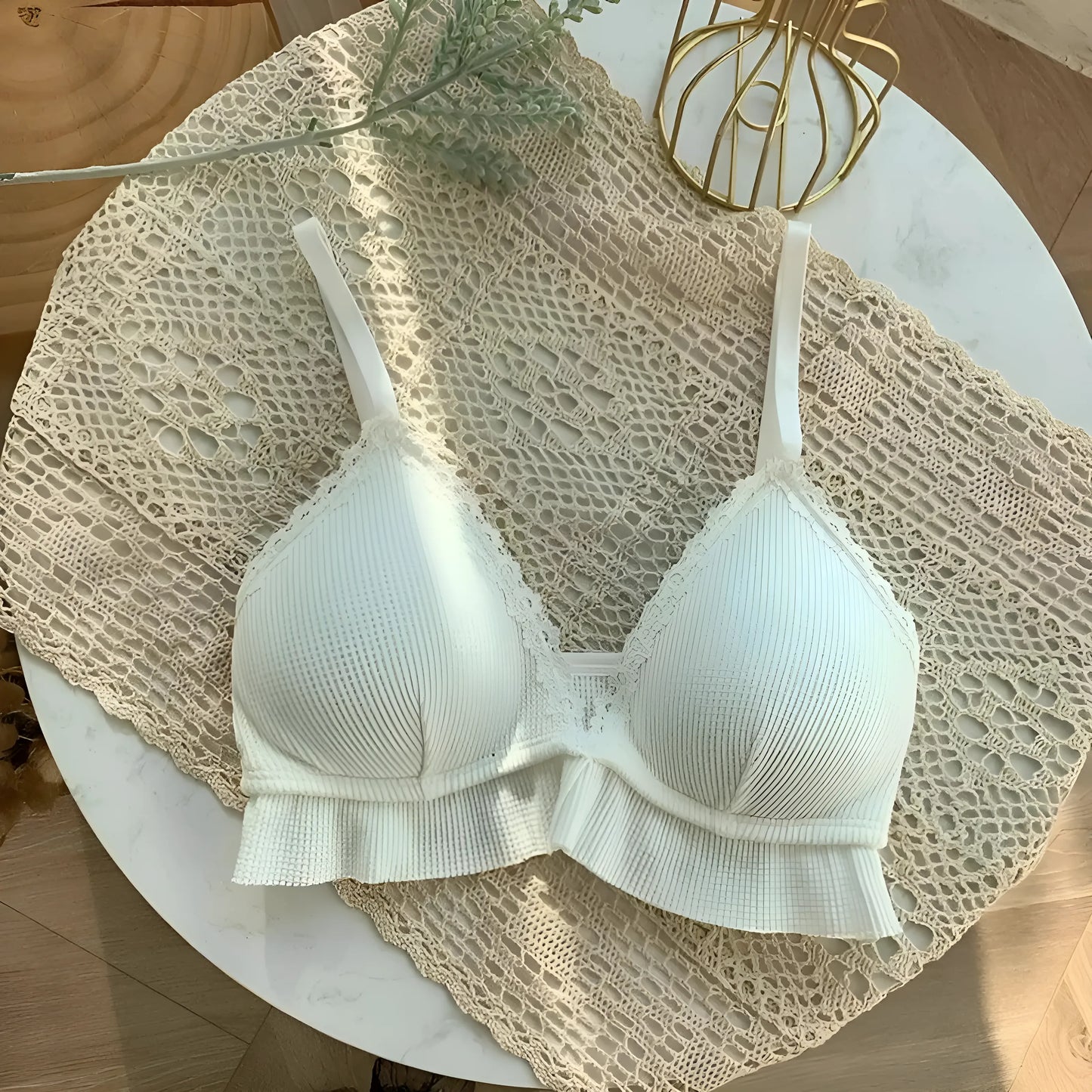 Biały Biustonosz koronkowy o kroju bralette z falbanką