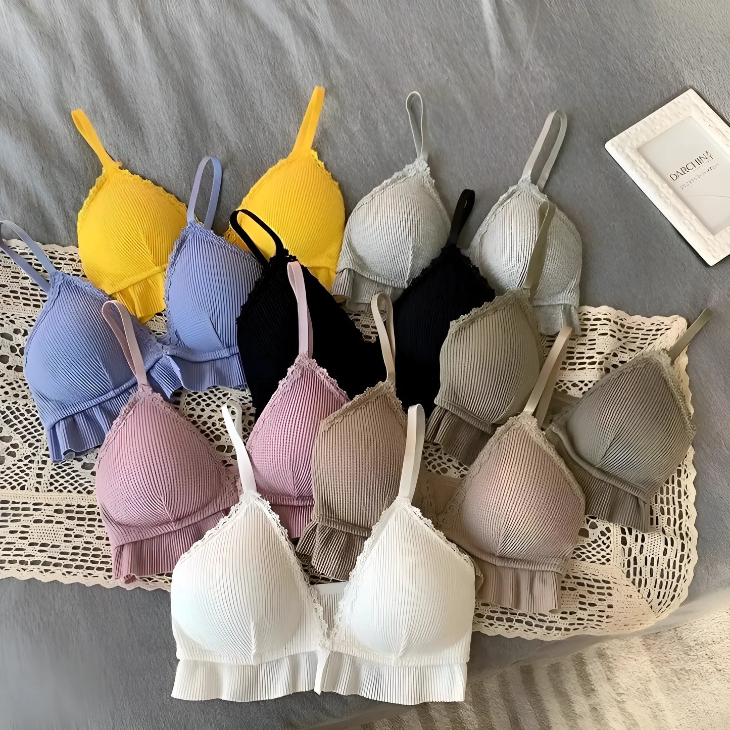 Biustonosz koronkowy o kroju bralette z falbanką