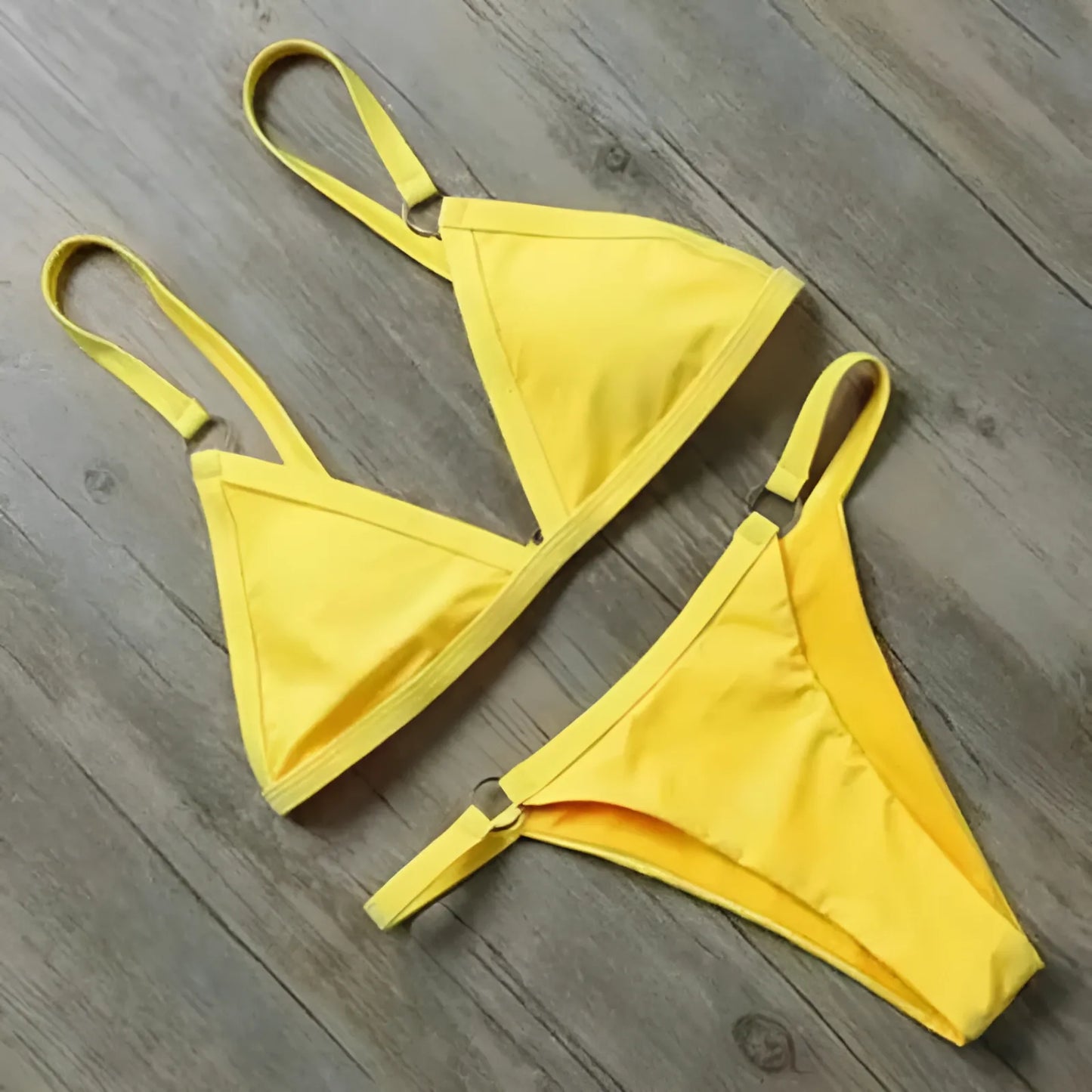 Klasyczny dwuczęściowy strój kąpielowy bikini z ozdobnymi kółkami