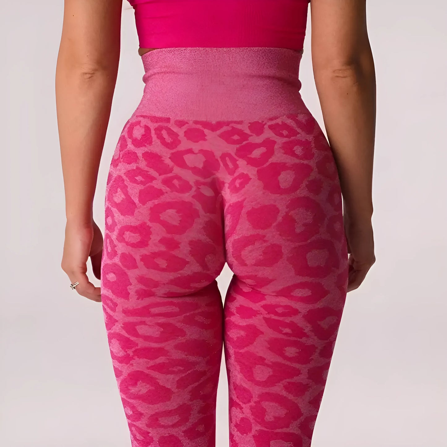 Sportowe legginsy damskie z motywem panterki