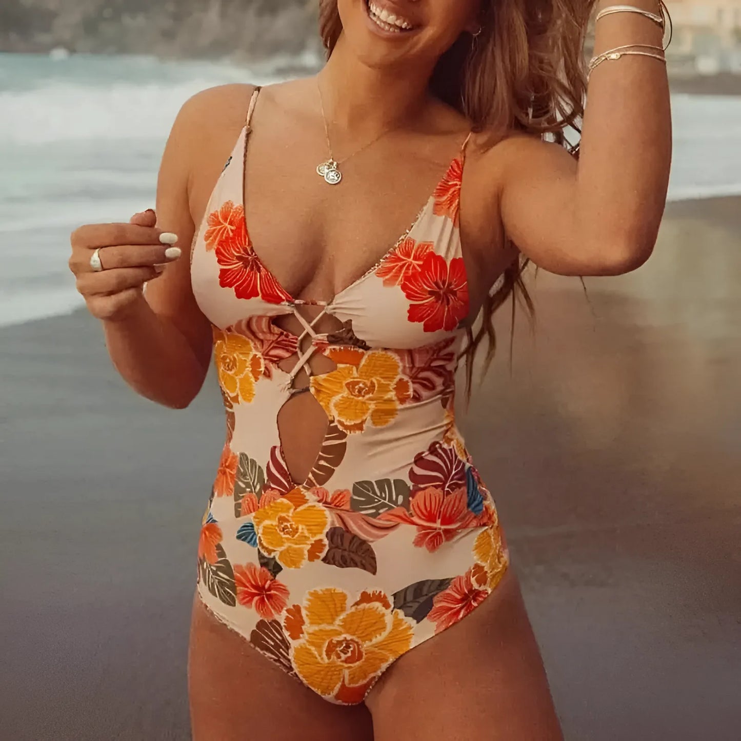 Strój kąpielowy jednoczęściowy z wycięciem na brzuchu