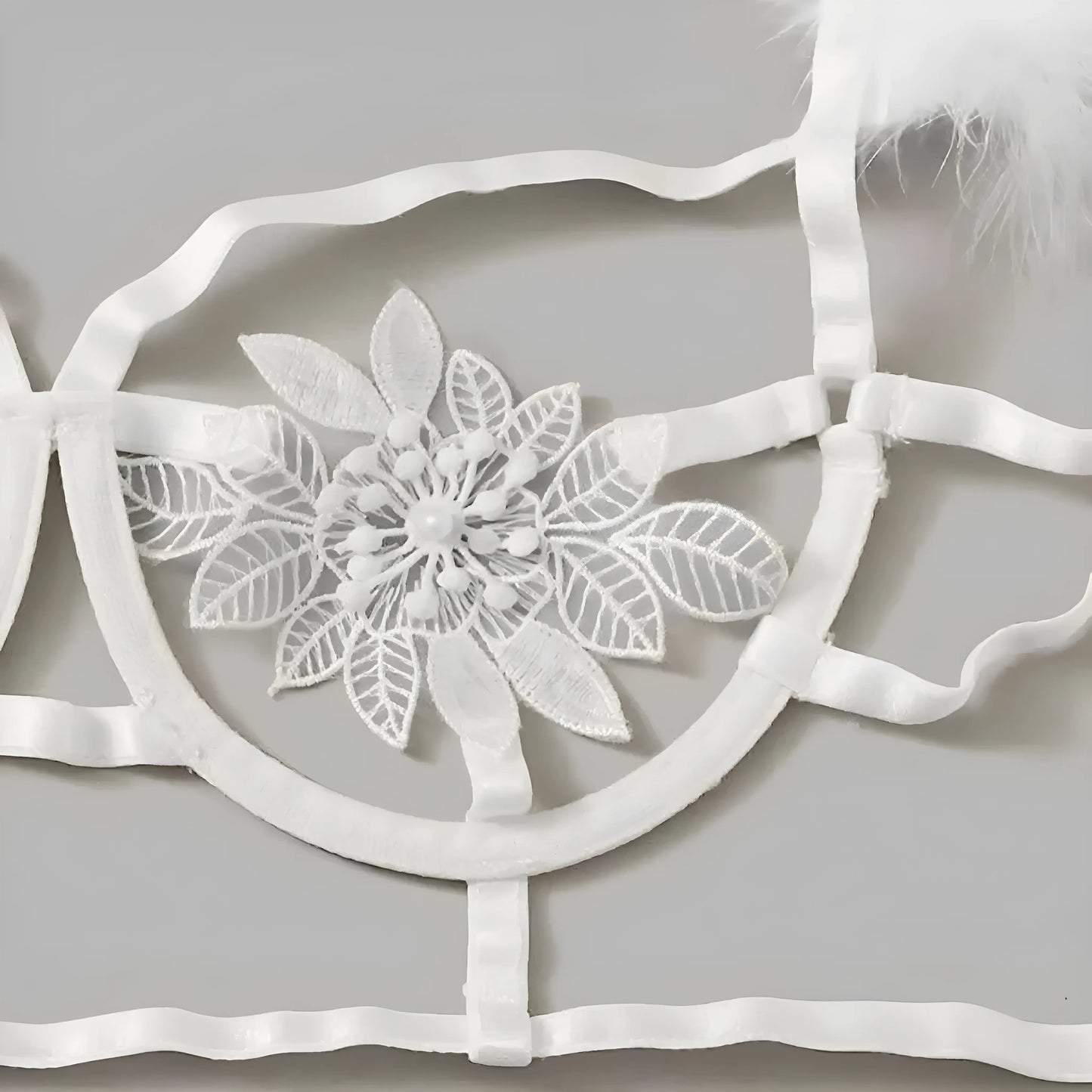 Trzyelementowy komplet bielizny z piórkami