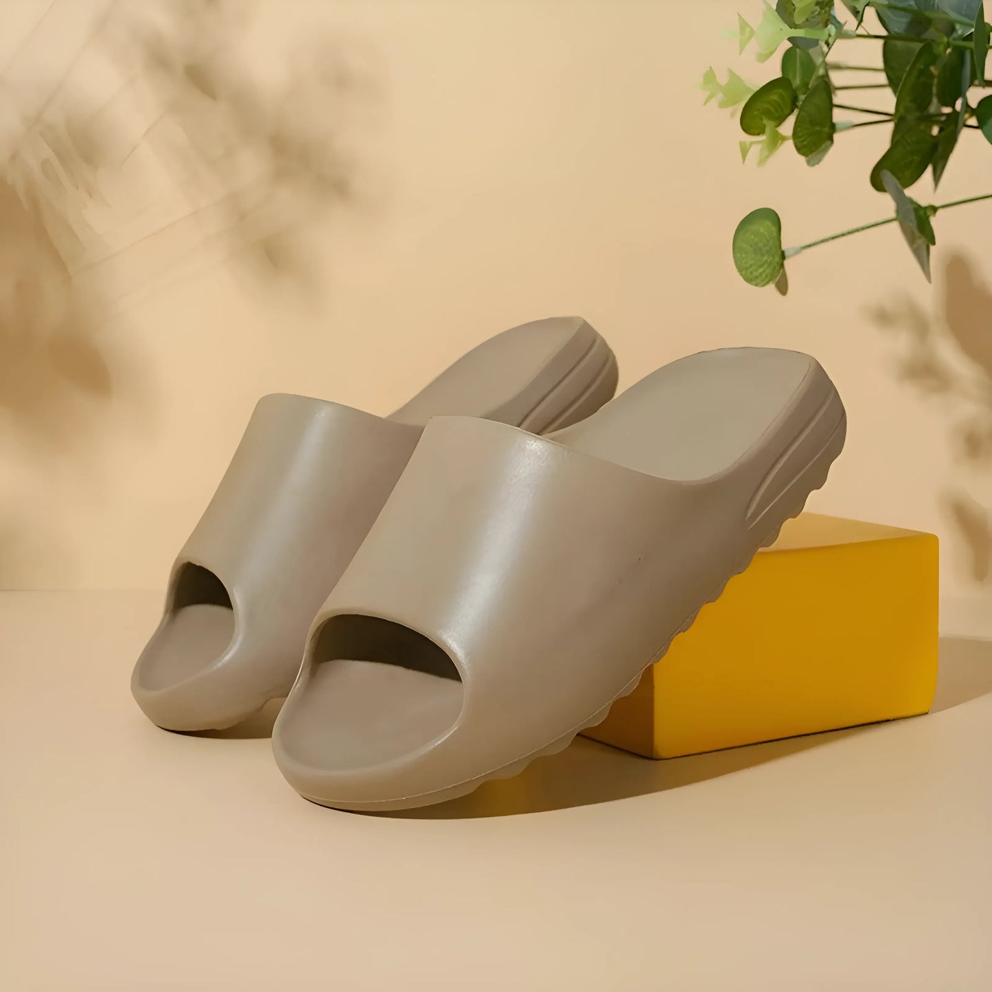 Uniwersalne klapki domowe na grubej podeszwie