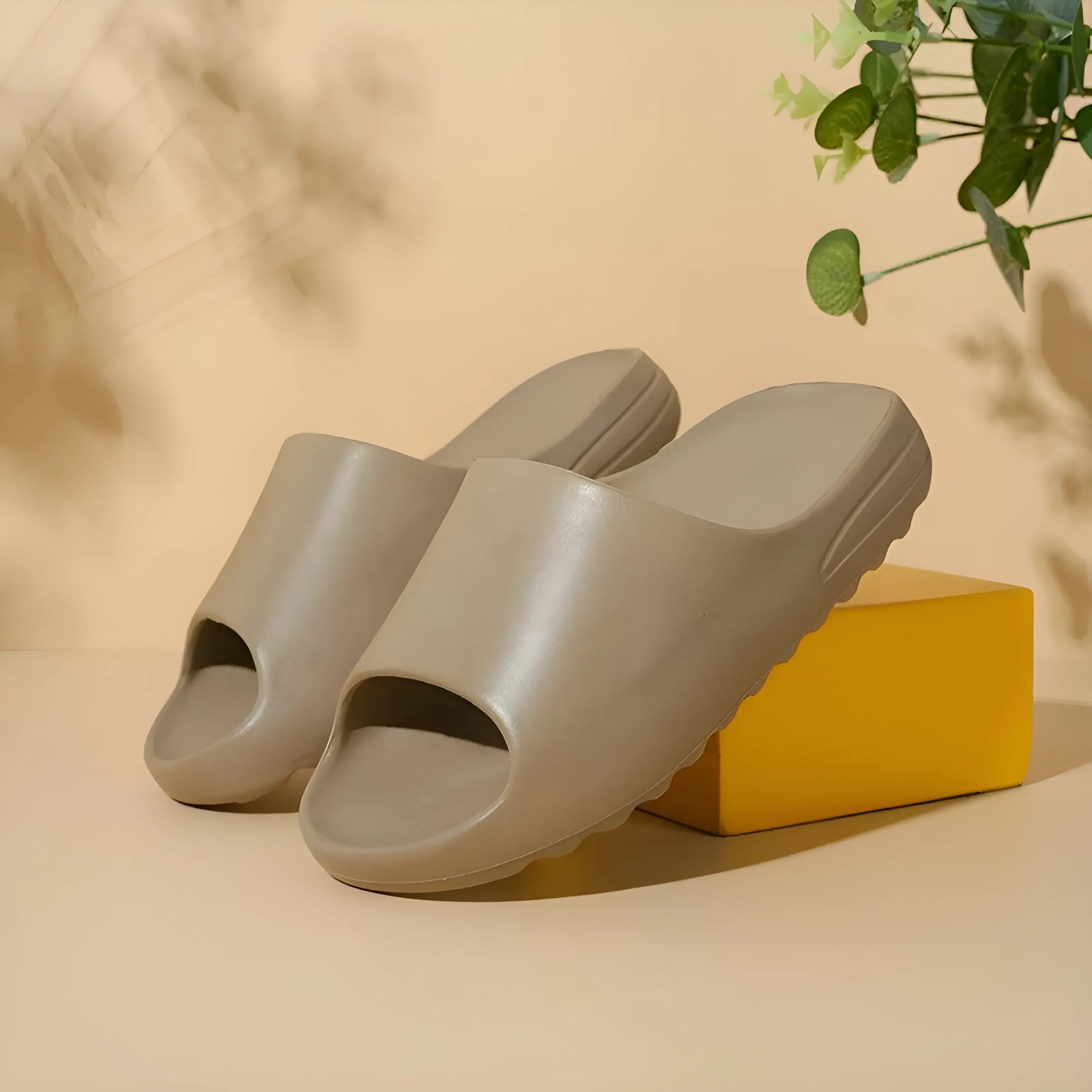 Uniwersalne klapki domowe na grubej podeszwie