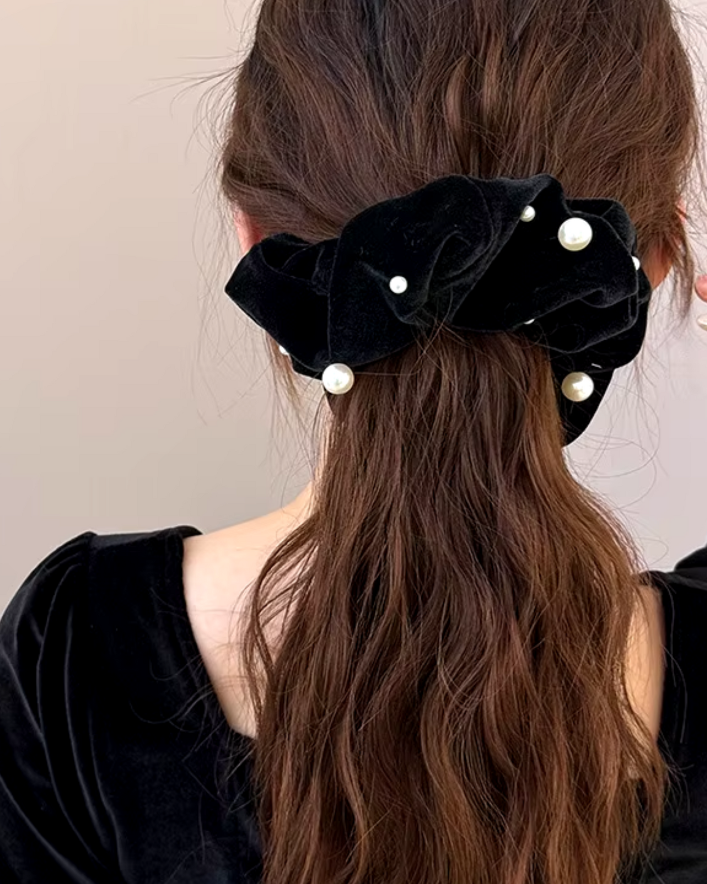 Welurowa frotka do włosów scrunchie z perełkami