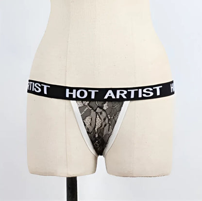 Koronkowe stringi z napisem "Hot artist"