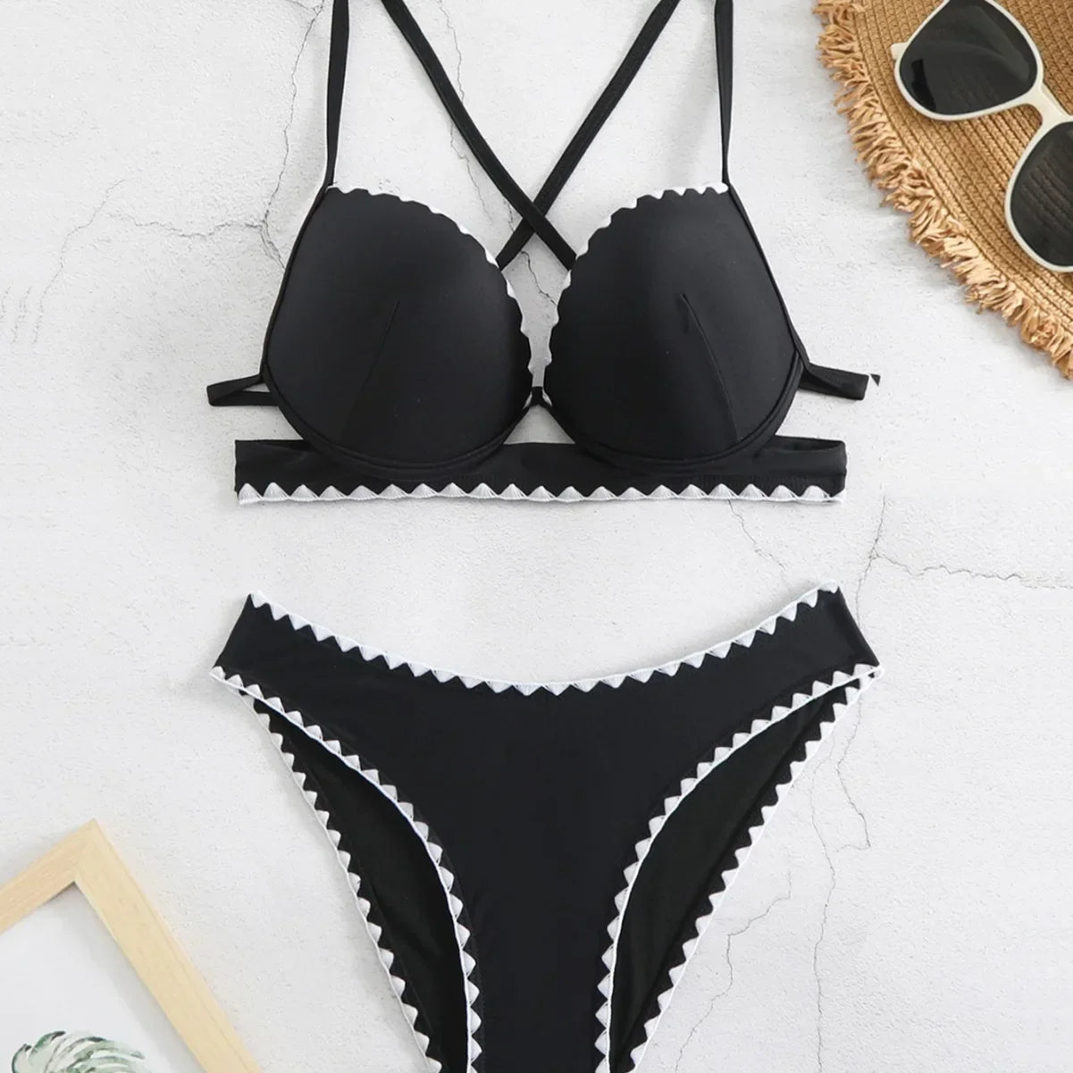 Bikini z regulowanym wiązaniem na plecach