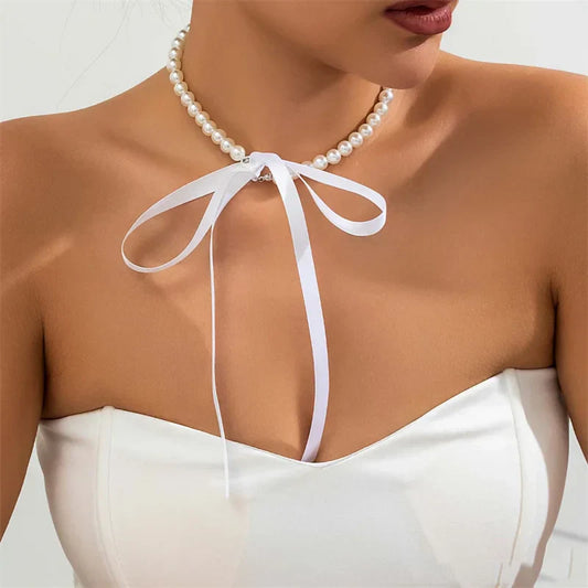 Perełkowy choker z kokardką