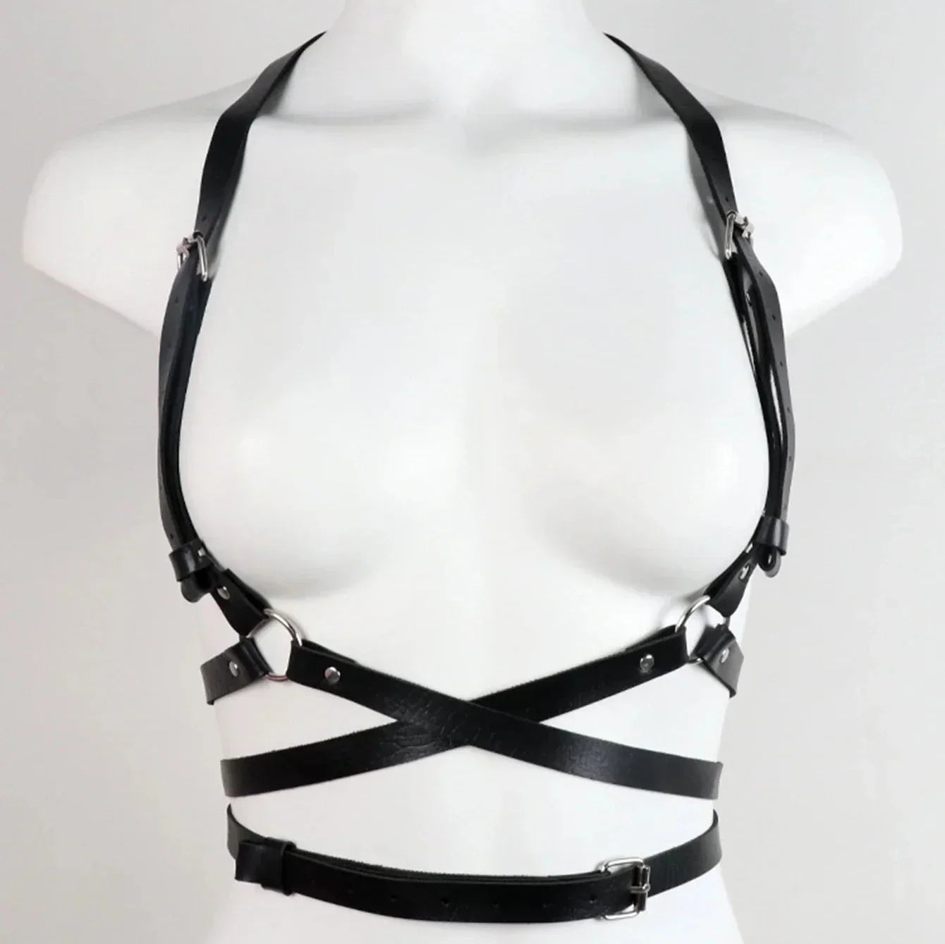 Harness na biust z ozdobnymi pierścieniami