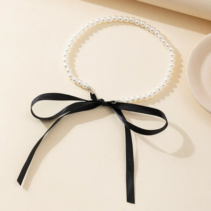 Perełkowy choker z kokardką