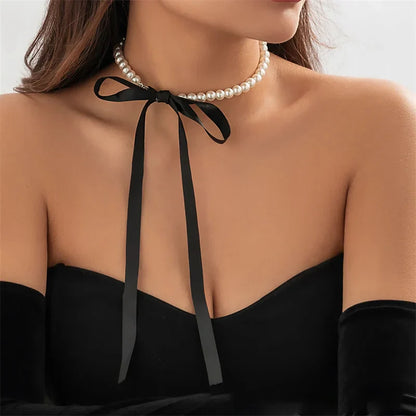 Perełkowy choker z kokardką