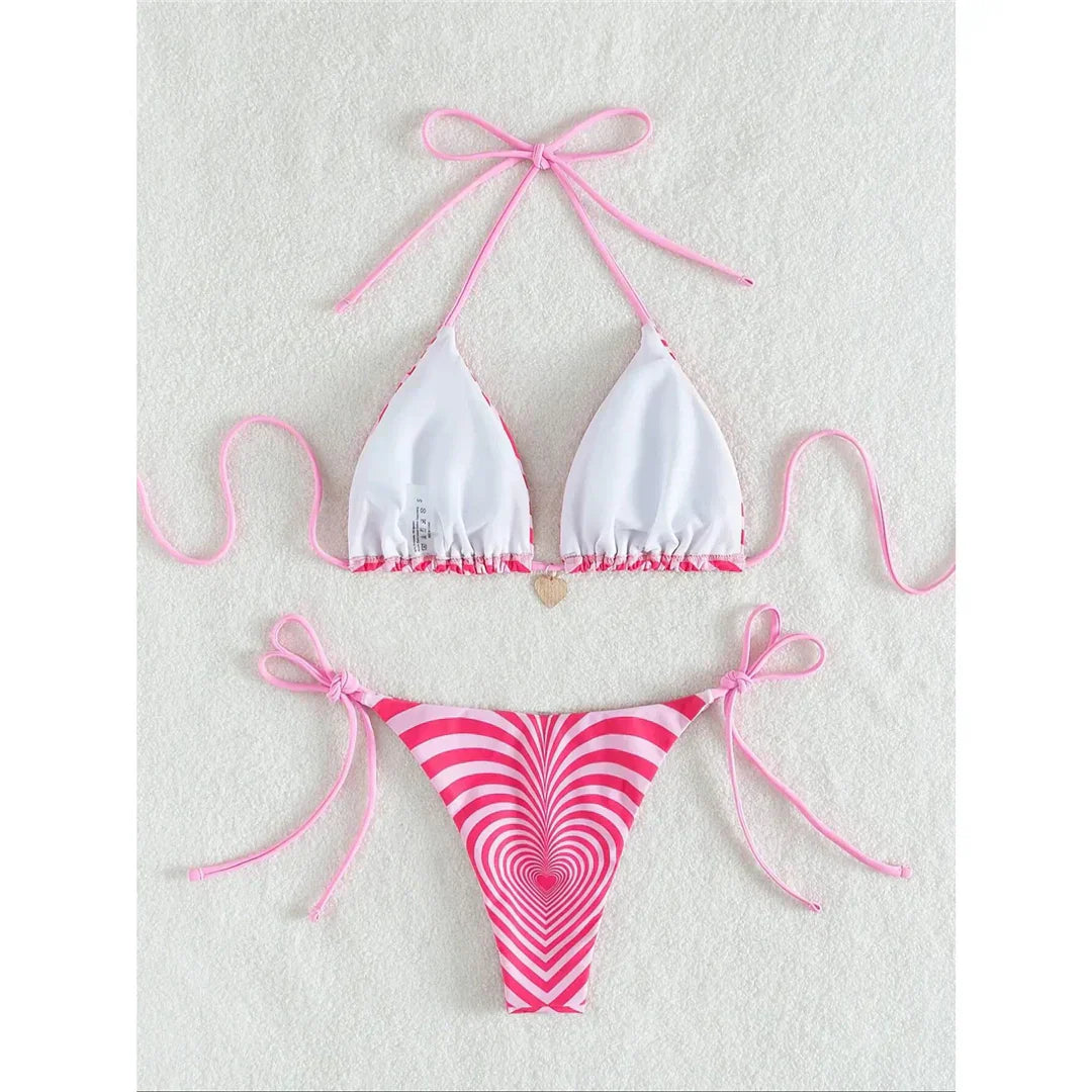 Dwuczęściowy strój kąpielowy z hipnotyzującym wzorem w serca