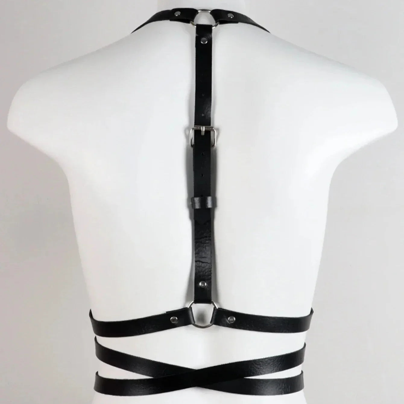 Harness na biust z ozdobnymi pierścieniami