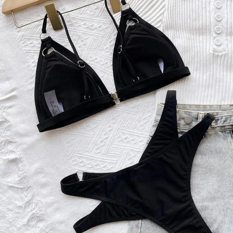 Czarny dwuczęściowy strój kąpielowy bikini z paskami