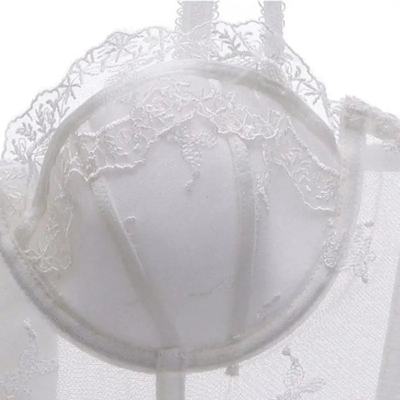 Komplet koronkowej bielizny ślubnej o obniżonym fasonie