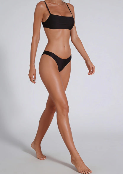 Minimalistyczny dwuczęściowy strój kąpielowy bikini