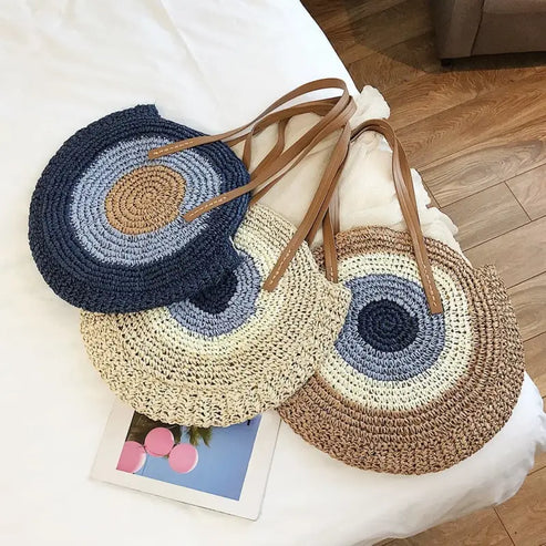 Słomiana torba plażowa w okrągłym kształcie