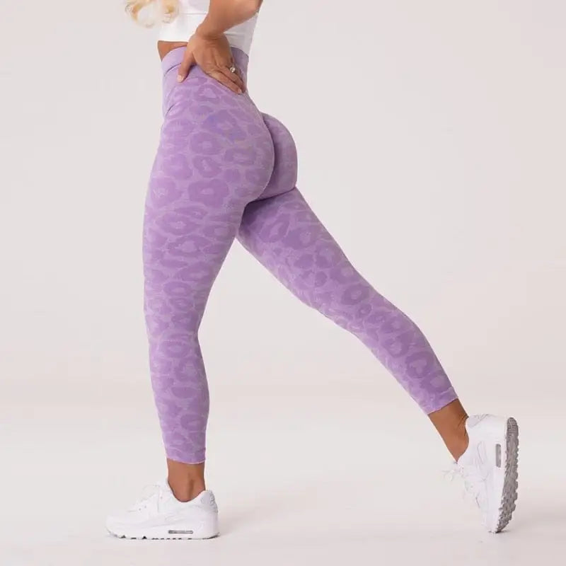 Sportowe legginsy damskie z motywem panterki - Fioletowy / XS