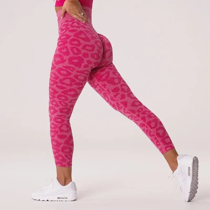 Sportowe legginsy damskie z motywem panterki - Różowy / XS