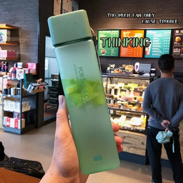 Transparentna butelka na wodę z napisami - Zielony / 480ml